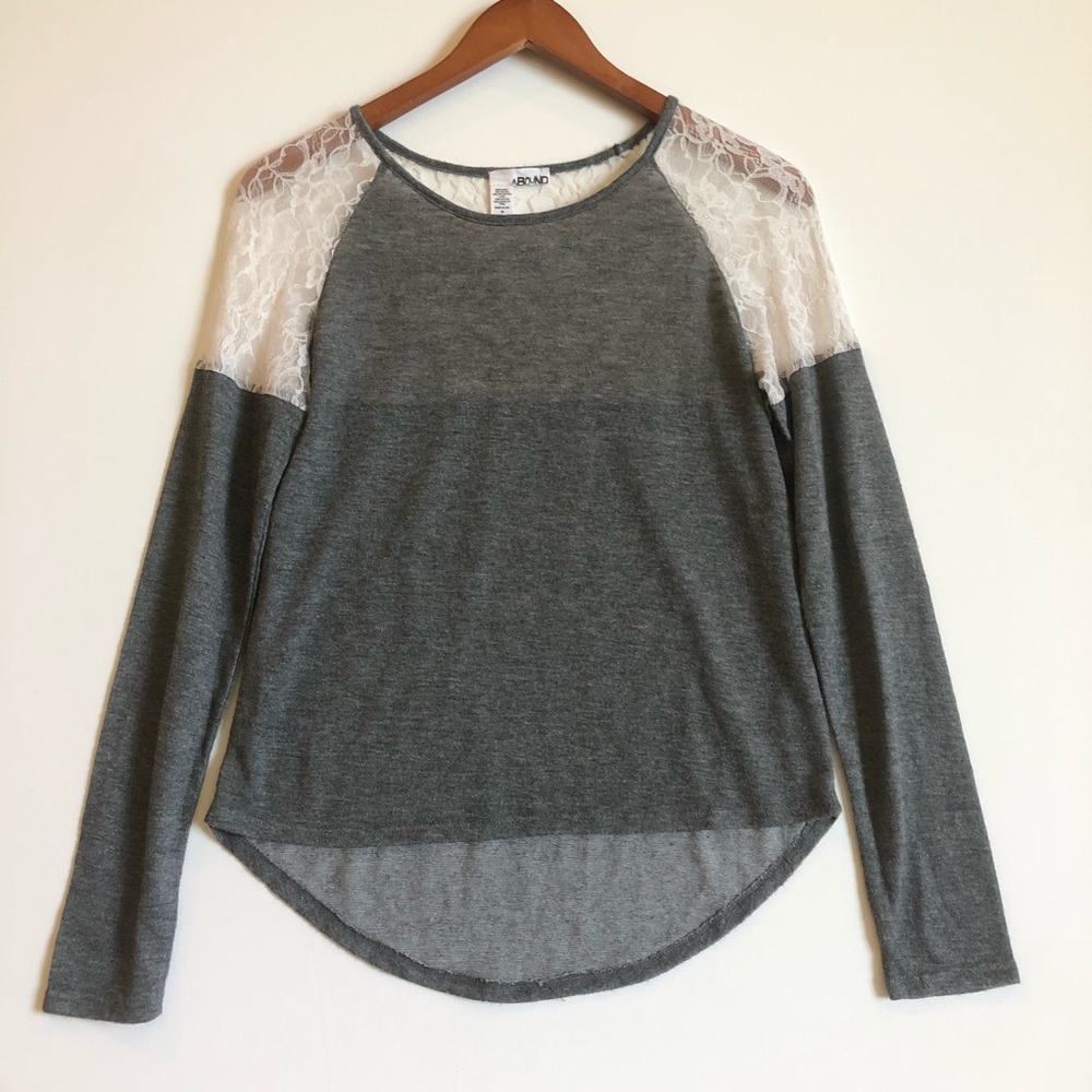 💰 Grey abound lace shirt